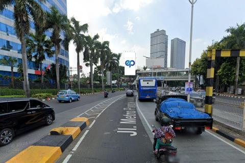 Jl. Sultan Iskandar Muda (depan Masjid Pondok Indah), Jakarta Selatan