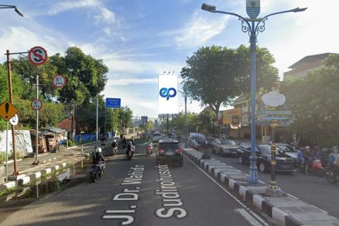 Median Jalan Jl. Dr. Wahidin, Cirebon