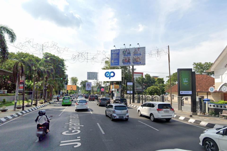 Billboard at Jl. Gajahmada (Perempatan Kampung Kali Atas Pos Polisi), Semarang