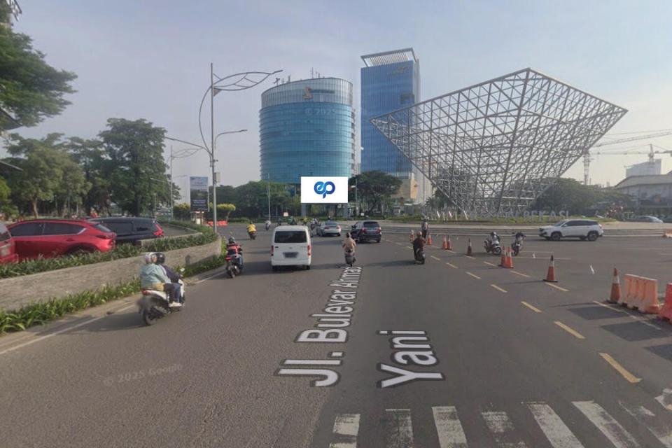 Videotron at Jl. BULEVAR AHMAD YANI (DEPAN PLAZA SUMMARECON BEKASI), BEKASI