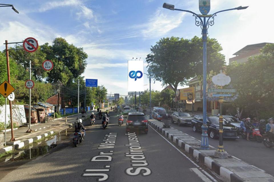 Billboard at Median Jalan Jl. Dr. Wahidin, Cirebon