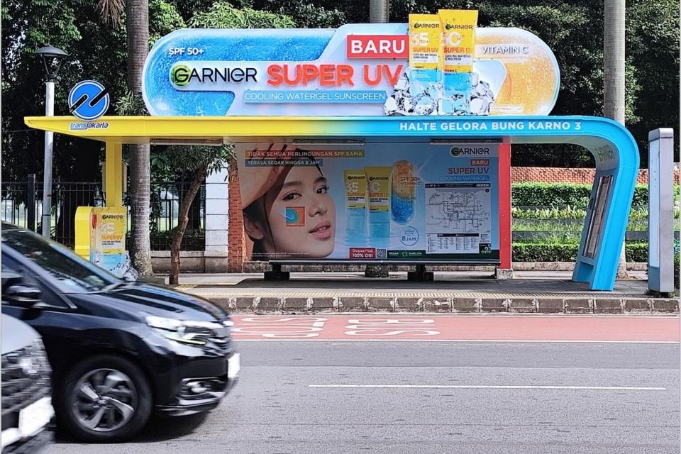 Billboard at HALTE GELORA BUNG KARNO 3 JL. JENDERAL SUDIRMAN, Jakarta Selatan
